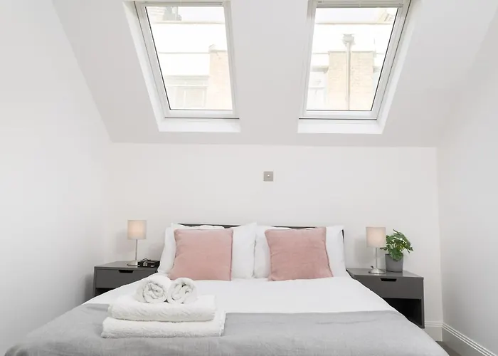 Oxford Street 2 Bedr, 3 Beds, 2,5 Bath, 2 Min Subway