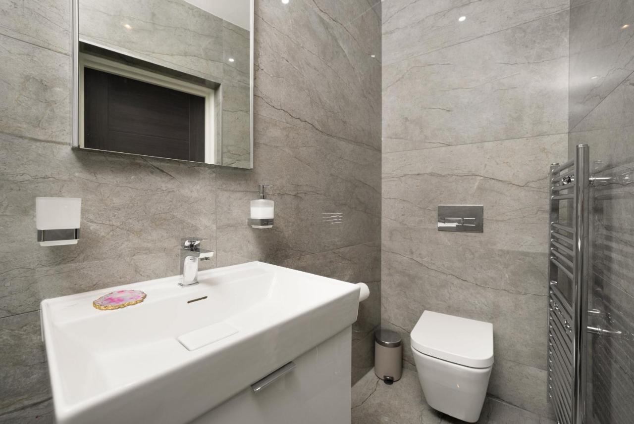 Oxford Street 2 Bedr, 3 Beds, 2,5 Bath, 2 Min Subway Apartment