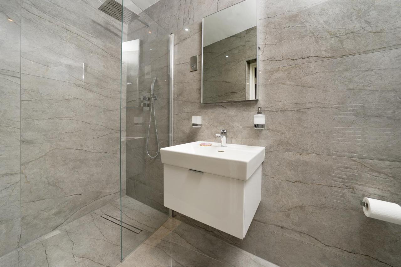 Oxford Street 2 Bedr, 3 Beds, 2,5 Bath, 2 Min Subway Apartment